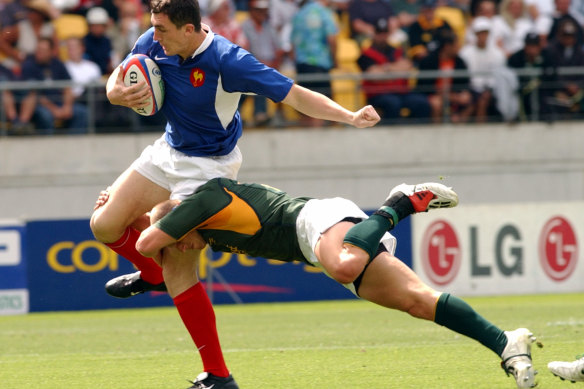 Kevin Foote tackling a French opponent while playing as captain of South Africa’s sevens team in 2004.