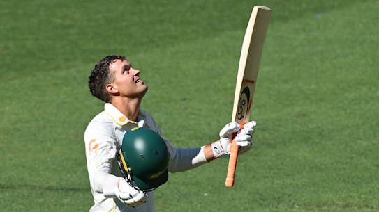 Alex Carey raises his bat to the heavens.