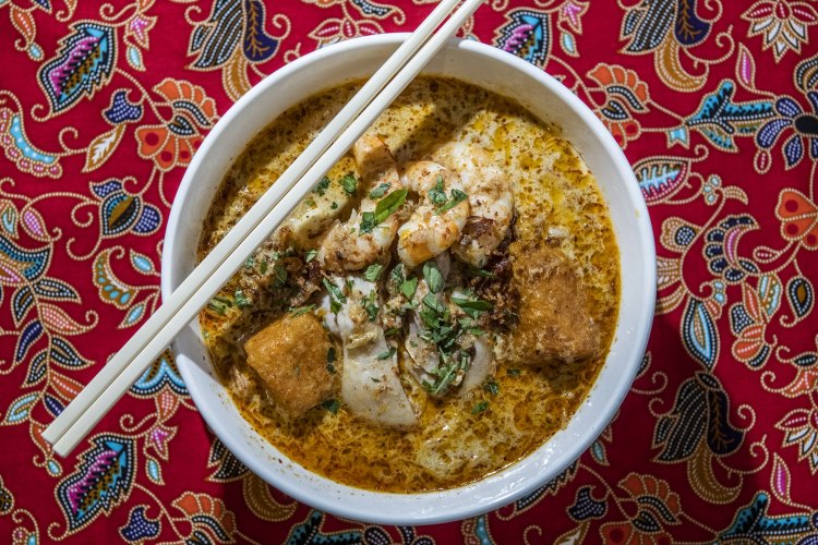 Laksa Singapura with prawn and chicken and mixed noodles.