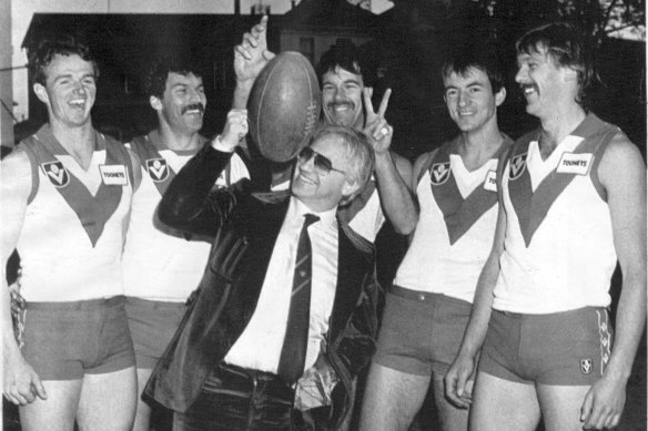 New owner Geoffrey Edelsten with some of the players. Sydney players (from left): Anthony Deniher, Rod Carter, Steve Taubert, Mark Bayes and Craig Braddy.