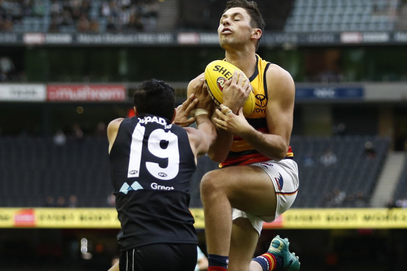 Chayce Jones and Eddie Betts (19) compete for a mark.