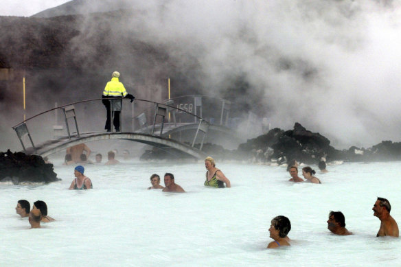 Геотермальный курорт Голубая лагуна временно закрылся после серии землетрясений, которые вызвали вулканическую тревогу в юго-западной части Исландии.