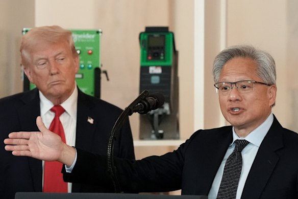 Donald Trump com o executivo -chefe da Nvidia, Jensen Huang, em abril.