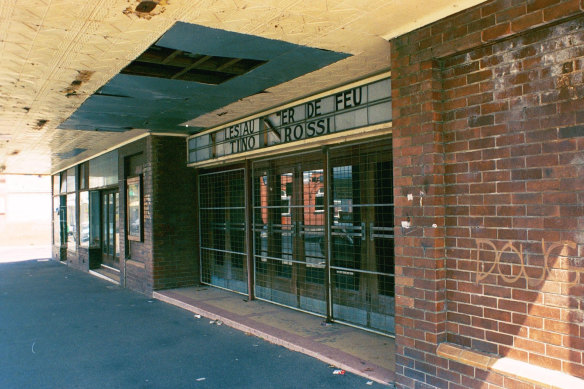 The entrance of the Sun Theatre in 1995.