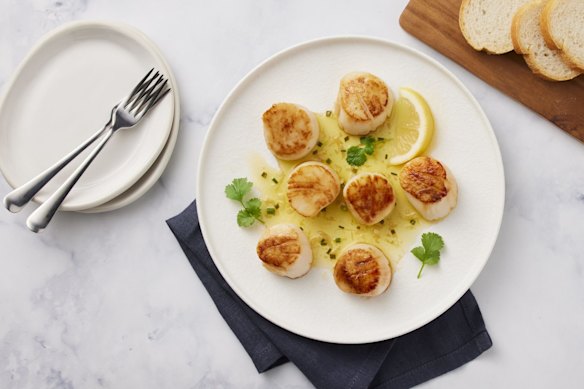 Suculentos medalhões de vieiras da Patagônia combinados com gelatina de peixe rica em proteínas. Generoso no tamanho, doce no sabor e com certeza impressionará os paladares mais exigentes.