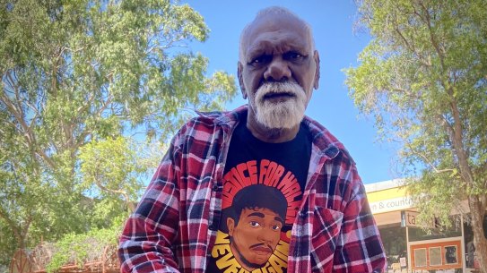 Walpiri elder Robin Japanangka Granites in Alice Springs. 