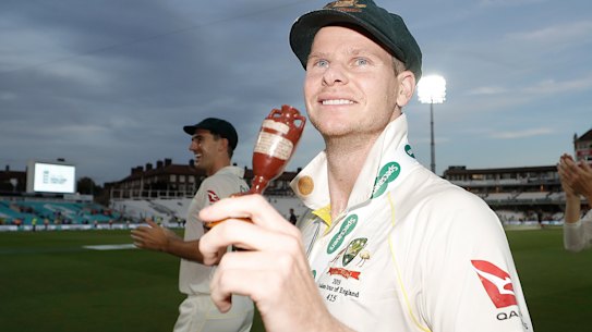 Steve Smith celebrates with the Urn after Australian drew the series to retain the Ashes.