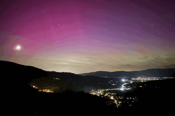 Aurora Australis lights up the night sky