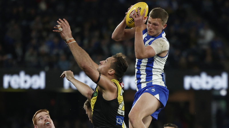 AFL Live: Roo plucks mark of the year contender in Tigers-Roos arm wrestle