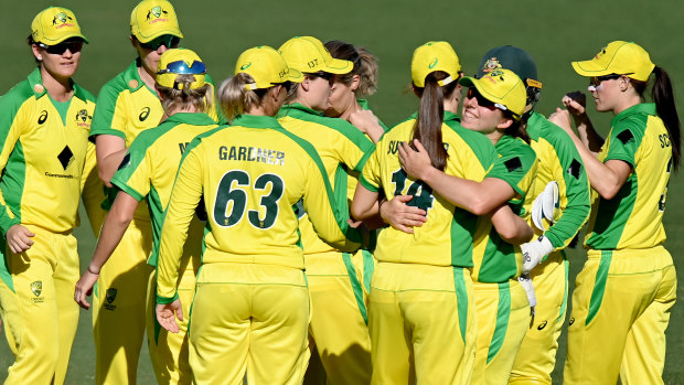 Australia celebrate victory in their series against New Zealand, bringing their win streak to a record-equalling 21.