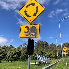 Danos em um semáforo ao longo do Yarra Boulevard.