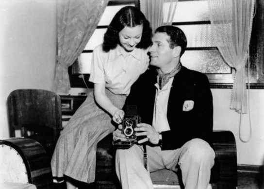 Vivien Leigh and Laurence Olivier relaxing in Broadbeach during their 1948 trip.