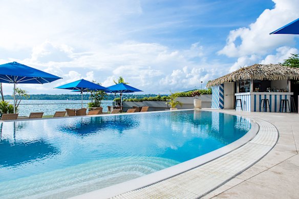 Junto a la piscina del renovado Grand Hotel and Casino Vanuatu.