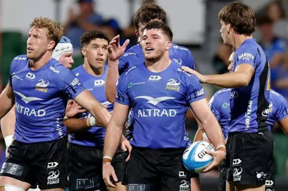Carlo Tizzano (centre) scored his 11th try of the season as the Western Force beat the Highlanders. 