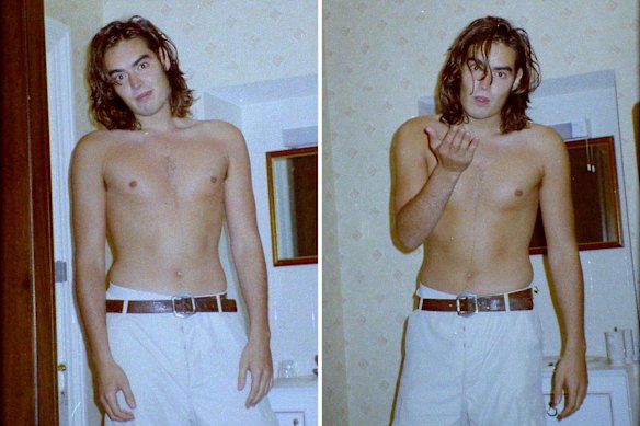 Le fotografie del 1999 di Russell Brand che sono state presentate come prova in tribunale durante il suo processo per stupro giovedì (ora del Regno Unito).