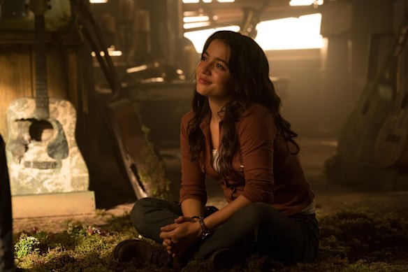 Isabela Merced’s perfectly coiffed character Dina in The Last of Us. 