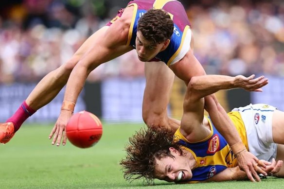 The action was intense early on, with Jarrod Berry battling for possession with Jayden Hunt.