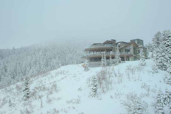 Mountainhead tells the story of four ultrawealthy tech bros who gather for a weekend at a secluded ski chalet as the world crumbles. 
