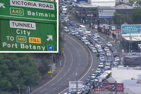 Chaos on Victoria Road and (inset) the sign that fuelled some of the confusion this week.