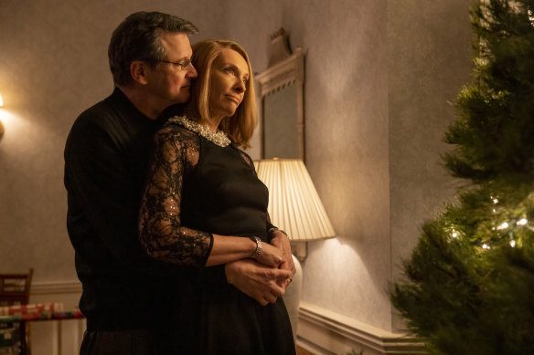 Colin Firth as Michael Peterson and Toni Collette as Kathleen Peterson in The Staircase.