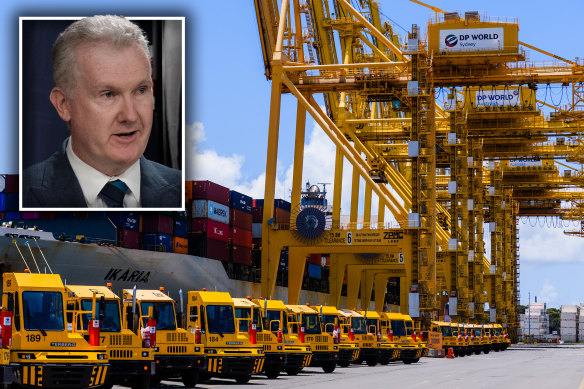 Wharfies clinch 23% pay rise in end to ports fight