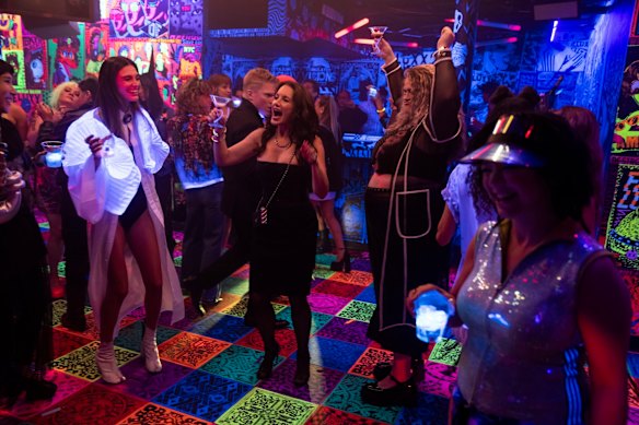 Charlotte (Kristin Davis) Hits the dance to the art fair.
