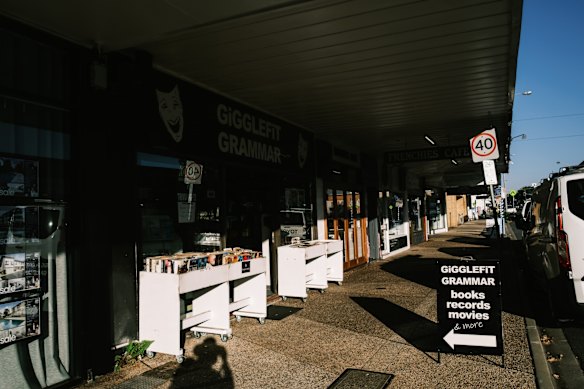 Gigglefit Grammar is a well-stocked second-hand bookshop in Bay Terrace.