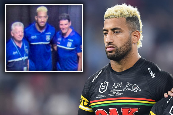 Viliame Kikau (main) poses with Bulldogs boss Phil Gould and coach Trent Barrett (inset).