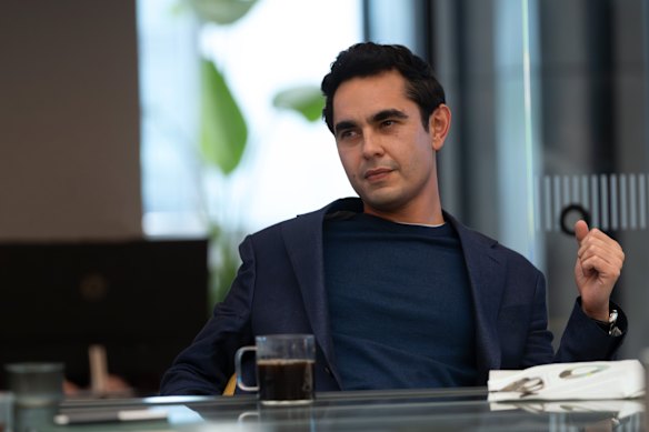Max Minghella na Indústria.