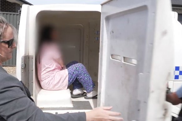 A la mujer se le negó la libertad bajo fianza, que deberá comparecer ante el tribunal el viernes.