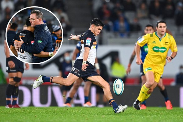 Noah Lolesio in consoled by coach Dan McKellar (inset) after his unsuccessful drop-goal attempt for the Brumbies. 