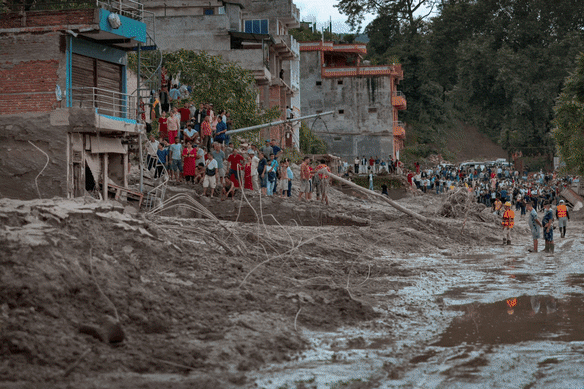 Le operazioni di soccorso proseguono nelle zone del Nepal devastate dalle inondazioni improvvise.