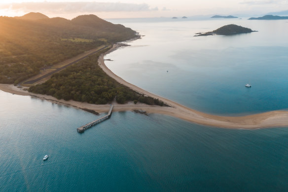  Mike Cannon-Brookes and former wife Annie bought Dunk Island pledging to preserve its natural environment.