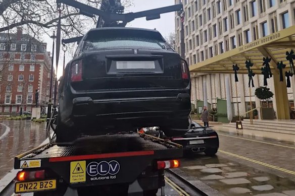 A cidade pega outro carro em frente ao Chancery Rosewood Hotel.