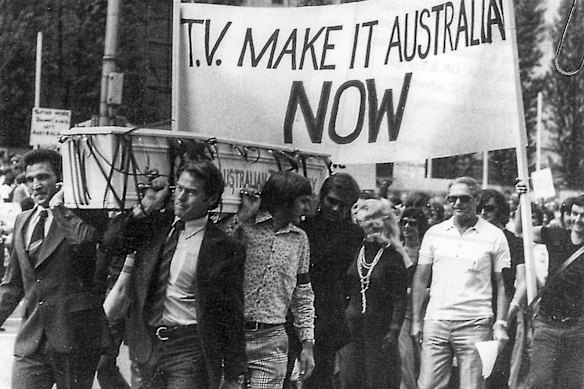 Gerard Kennedy and Terence Donovan (front) and other cast members of Homicide and Division 4 march through the centre of Melbourne in 1970 to demand local content quotas.