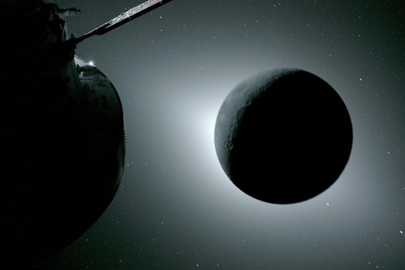La luna, vista qui retroilluminata dal sole durante un'eclissi solare del 6 aprile 2026, fotografata da una delle telecamere sulle ali del pannello solare della navicella spaziale Orion.