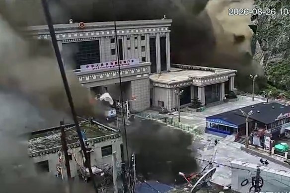 CCTV footage shows the moment the Chinese and Tibetan side of the Rasuwagadhi border crossing, known as Gyirong Port, is enveloped by the mudslide.