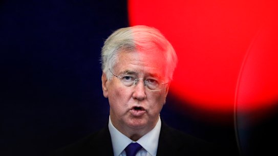 Former defence secretary Michael Fallon wants the United Kingdom to delay a decision on the 5G mobile network. 