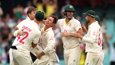 Steve Smith and his Australian teammates celebrate the wicket of Jack Leach.