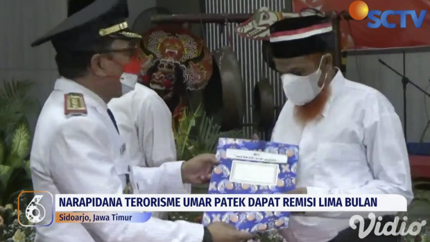  Patek, right, receives his sentence reduction letter during a ceremony at Porong prison in East Java last week.

 