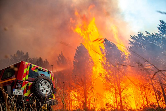 L'incendio rimane una sfida immensa nelle pinete a ovest di Bordeaux.