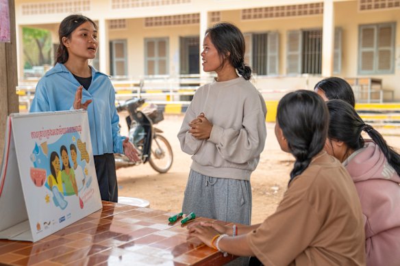 Sopheak, 16 anos (à esquerda) lidera uma sessão entre pares onde adolescentes, meninos e meninas, aprendem sobre educação sexual e saúde reprodutiva.