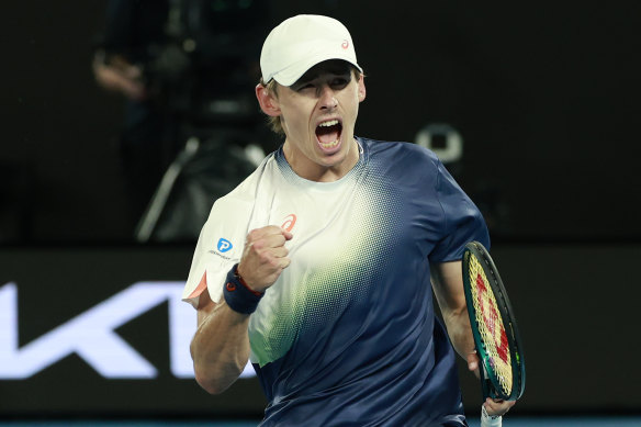 Alex de Minaur advances to the quarter-finals.