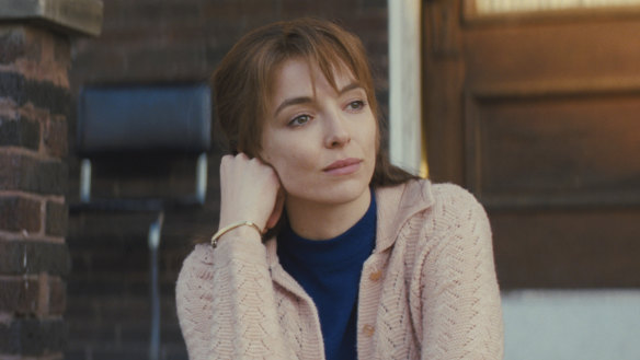 Jodie Comer plays Kathy, who is married to Vandal Benny (Austin Butler).