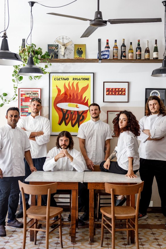 Chef Sarah Cicolini (segunda à direita) com sua equipe de cozinha.