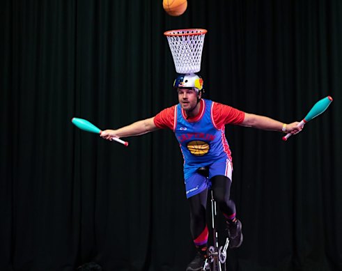 Tomlins performing his basketball-themed act at the 2024 Melbourne Juggling Convention. 