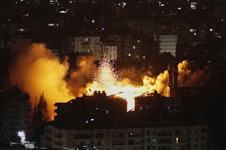 Flames and smoke rise⁣ after⁤ an ⁣Israeli airstrike on Dahiyeh in Beirut.