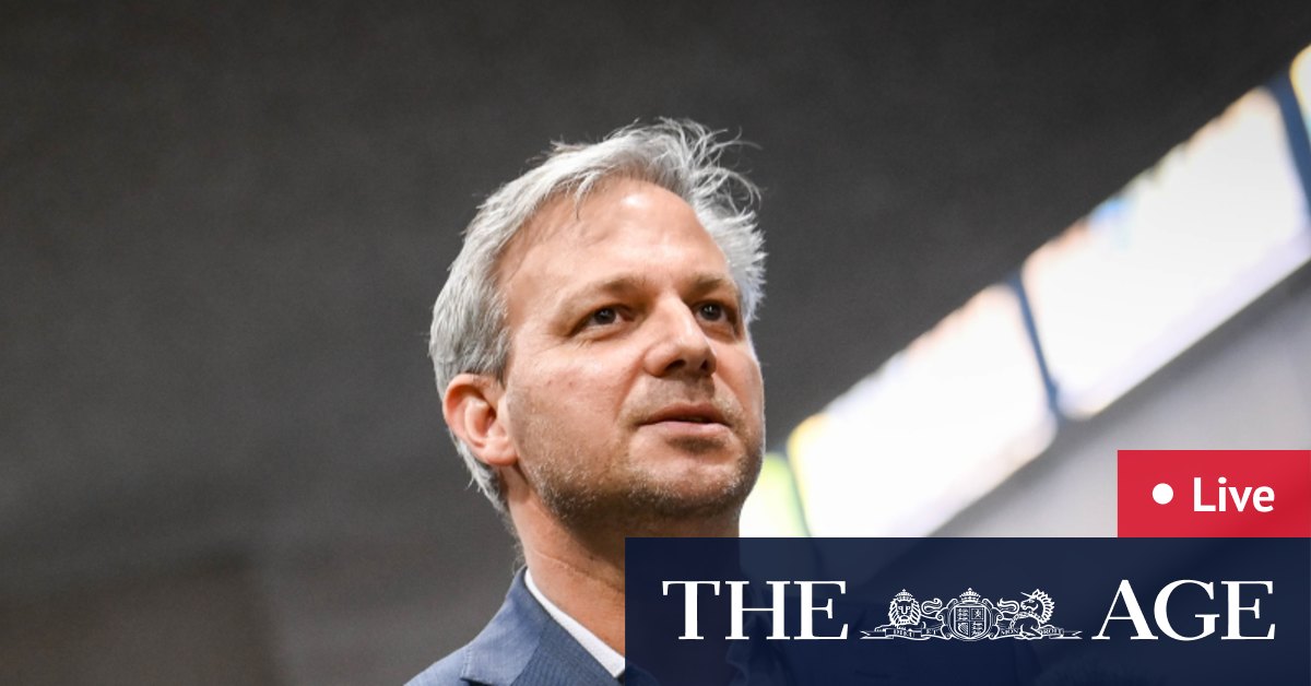 5 nowych lokalnych przypadków COVID;  Badanie genezy erupcji zmiennej Delta Melbourne;  Blokada trwa, gdy policja wstrzymuje podróże do obszarów