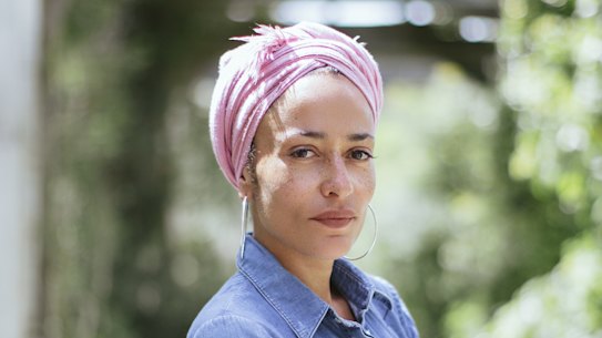 A sus 50 años, Zadie Smith dice que siente “más calma emocional”.