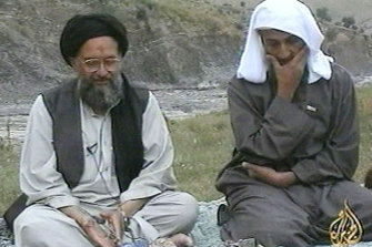 Sağda Usame bin Ladin, 2002'de yayınlanan tarihsiz bir videodan alınan bu görüntüde, üst düzey yardımcısı Eymen el-Zawahri'nin açıklanmayan bir yerde konuşmasını dinliyor.